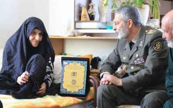 اهدای نشان فداکاری ارتش به خانواده معظم شهیدان امینی بیات اهدای نشان فداکاری ارتش به خانواده معظم شهیدان امینی بیات